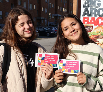 Alunos do Clube Ubuntu da EBACO promovem o comércio local com ação comunitária